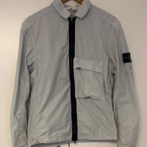 Stone island  - En stone island ovetshirt i riktgt fint sick, använd få gånger så sicket är 9/10. Men den kommer inte till användning mer så väljer att sälja den. 