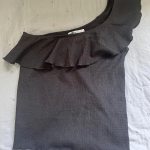 Svart topp - Köpt på Sellpy som tyvärr aldrig har kommit till användning. 💕Passar XS-S💕💕inga defekter