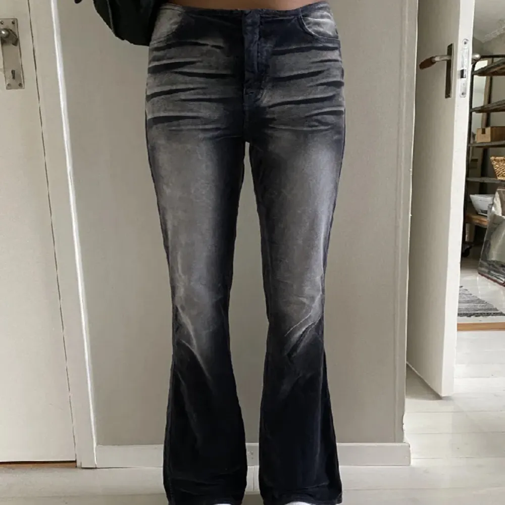Unika jeans med både lågmidja och bootcut, cool färgning och material. Köpta här på Plick men fortfarande i ny skick, lånade bilder 💞💞. Jeans & Byxor.
