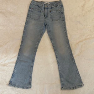 Ljusblå bootcut jeans  - Säljer dessa jätte fina ljusblå jeans med fickor både fram och bak. Aldrig använt innan. Byxorna är mer ljusblå i verkligheten än på bilderna💙