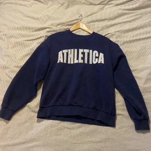 Navyblue tröja - Navyblue tröja med vit print på från Gina Tricot. I bra kvalitet och säljer på grund av att den inte är min stil längre.💕