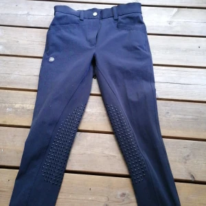 Rid byxor  - Ny med pris lam seljer för dom e för små helt nya köpta för 900kr men seljer för 500kr för att vara snäll skriv om ni är intresserad ❤️💖