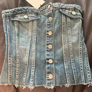 Zara jeans korset - Säljer min jeans korset från zara som är helt oanvänd och så är även prislappen på tröjan kvar. Ordinarie pris är 329kr och jag säljer den för 275kr.😆