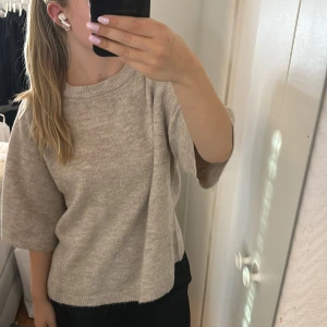 Stickad tröja - Detta är en tröja ifrån lager 157 i storlek xs och den är beige. Använd 2 gånger💞