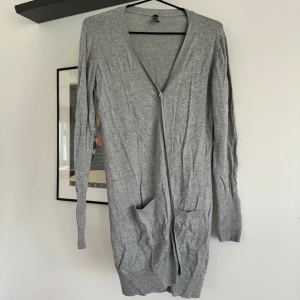 Cardigan - Mysig tunn cardigan som går nedanför rumpan. Knappt använd då det inte är min stil  Katt finns i hemmet! 