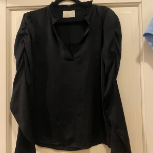 Svart blus - Svart blus (Lesley blouse) från Neo Noir strl S