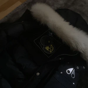 Moose Knuckles Jacka - Riktigt bra skick, pälsen 10/10 skick som helt ny inprincip. Säljer bara för den inte passar längre och vill ha något nytt till vintern, pris går även såklart att diskutera vid snabbt köp, byten kan även vara intressant! hör av er:)