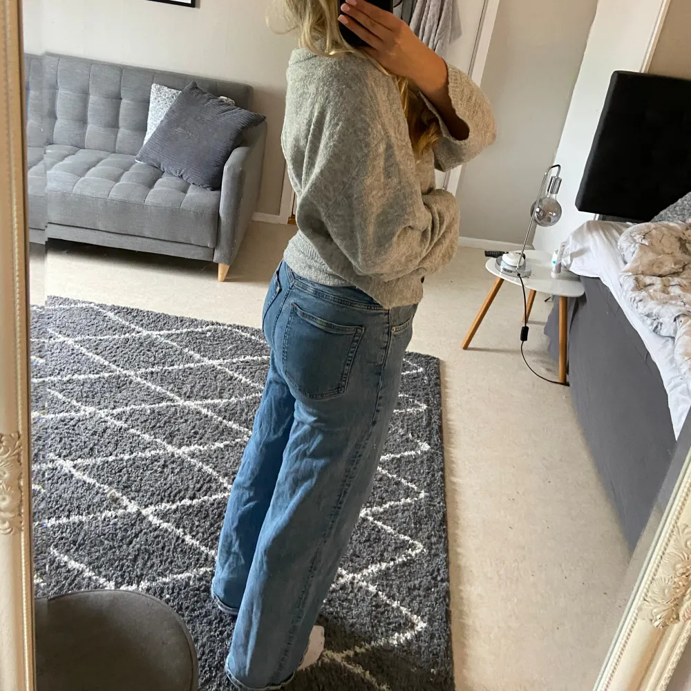 Jag säljer dessa högmidjade jeans som är vida vid fötterna från hm, då jag int använt dem på ett bra tag.. Jeans & Byxor.