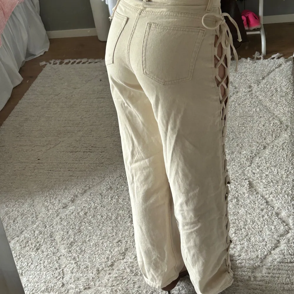 Supercoola jeans med knytning på sidorna. Säljer då de är en aning korta för min smak. Jag är 174 cm lång för referens. . Jeans & Byxor.