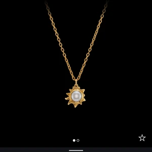 Maria Nilsdotter halsband - Sun necklace från Maria Nilsdotter i jättefint skick i princip ny, kedjan är 50 cm