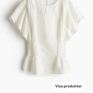 Blus - Säljer denna skitsnygga blus i storlek M som är helt slutsåld i alla storlekar! Använd 1 gång men har pyttelite smink på kanten längst upp men försvinner säkert i tvätten!💕