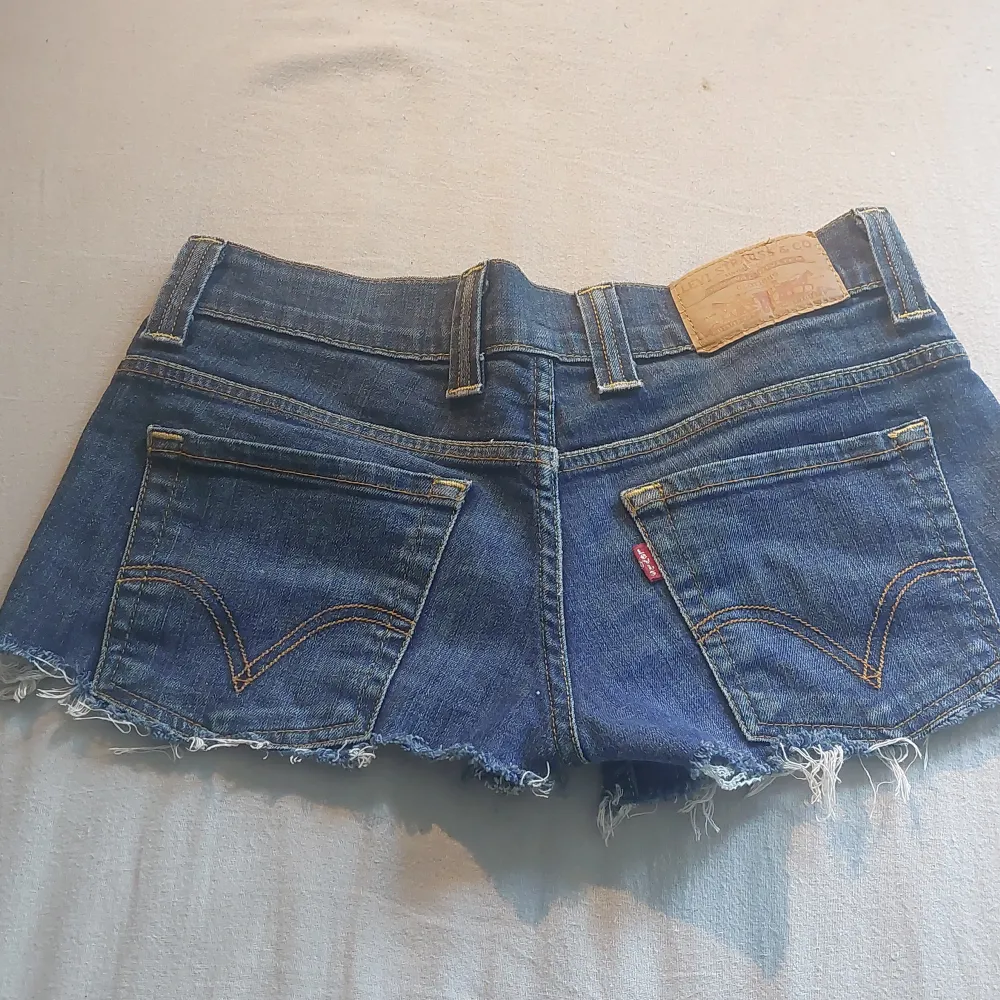 Super söta low waist mini shorts från levis, storlek står inte men uppskattas som s. Shorts.