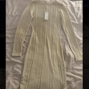 Beige klänning - En beige långärmad klänning. Aldrig använd, även prislapp på. Hör av dig vid minsta fråga eller fundering.