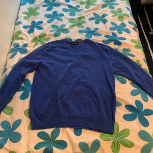 Säljer sweater - Säljer en tröja från Antonio bacci va inte riktigt min stil och vill ändra på den, så jag valde och sälja den. Och denna kan passa perfekt till de som gillar stilen grish👍pris kan diskuteras. Köpte den för 375