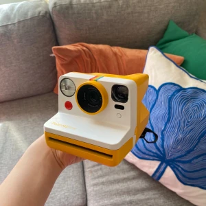 Polaroid now kamera  - Sparsamt använd kamera, film ingår inte.