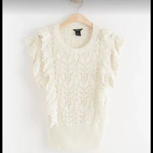 Topp lindex - Fin topp från lindex! Bra skick men har en liten fläck fram på tröjan men syns nästan inte.