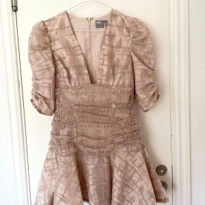 Klänning från Asos, glittrig storlek 36 - Bra skick och superfin! Storlek 36