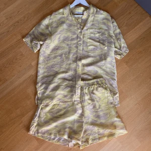 Ett set med kortärmad skjorta och shorts  - Ett somrigt set i skönt material. 