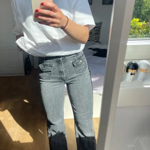 Bootcutjeans - Så snygga gråa bootcut jeans från &Otherstories med fickor framtill!! Finns inte att köpa längre och dom har tyvärr blivit för små för mig. Köpta för 790kr, säljer nu för 390kr 🌸