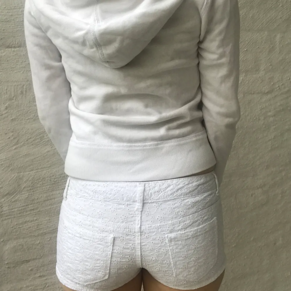 super söta broderade lågmidjade korta shorts som är perfekta för sommaren! ej genomskinliga, kritvita, fräscha & nytvättade i perfekt skick ✨mått: 36 rakt över midjan, längd mätt från sidan bakifrån 21 cm . Shorts.