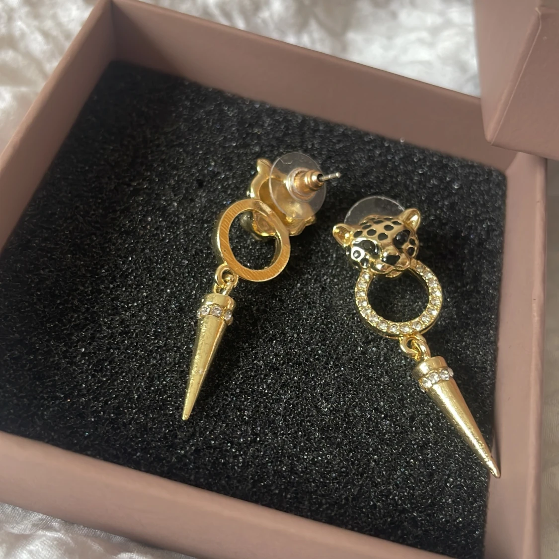 Säljer skitcoola örhängen  - 93