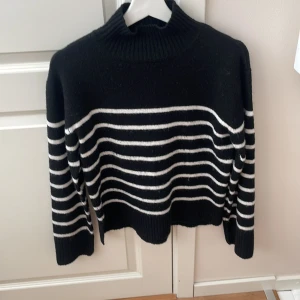 Randig stickad tröja  - Köpt på barn avdelningen men passar storlek S! 