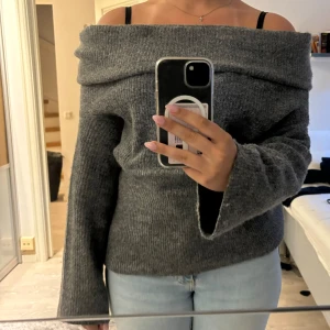 Stickad of shoulder tröja - En fin of shoulder tröja från H&M, endast använd en gång då jag inte tyckte att den passade så bra på mig, köparen står för frakten