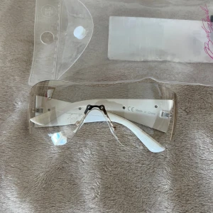 2000-tals inspirerade solglasögon   - 2000-tals inspirerade solglasögon från Bershka. Genomskinliga med ett litet tint, dessa kommer även i originalförpackningen (bild 1) och är oanvända. Priset kan diskuteras vid snabb affär.