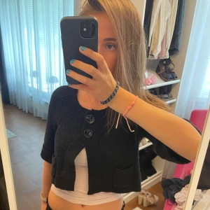 Mini Kofta  - Super söt kofta❣️ köpt second hand och har lite trådar som man lätt kan klippa bort 