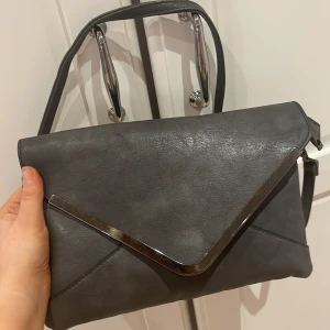 Väska - Super fin axelremsväska❤️ köper för 200kr säljer för 100, har använt i knappt en vecka då jag har köpt en ny igen. Köparen står för frakten❤️