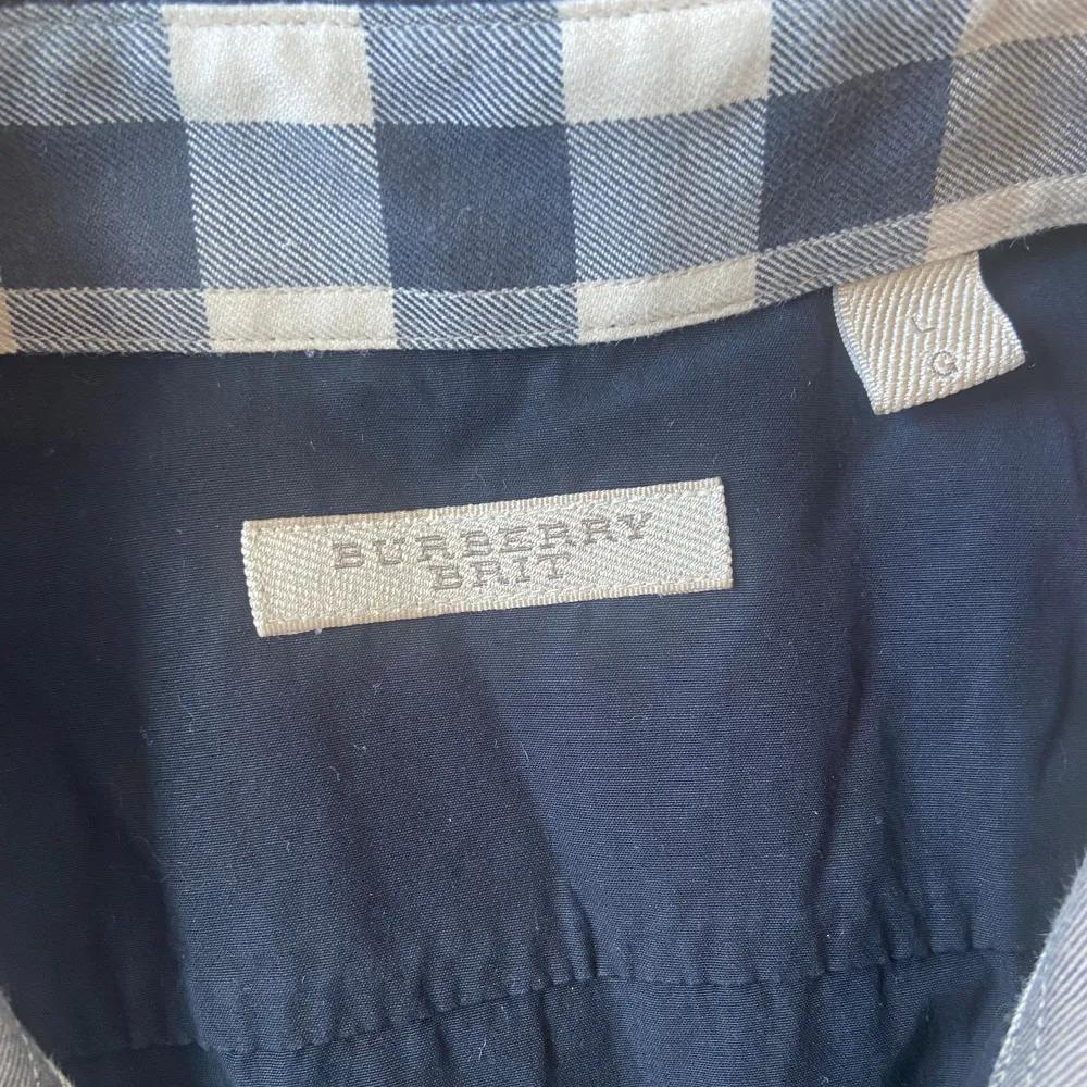 Burberry skjorta  Skick 8/10 fläckar vid armhålorna (går säkert att tvätta bort) Storlek L !Pris går alltid att diskuteras vid snabb affär! Tveka inte att skicka ett meddelande vid minsta lilla fundering . Skjortor.