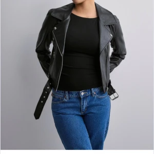 Nelly skinnjacka  - Jag säljer min skinnjacka från Nelly i storlek XS jag har bara använt den en gång 