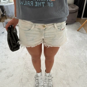 Disel shorts - Sååå snygga och unika lågmidjade jeansshorts från disel med så cool tvätt😇😇