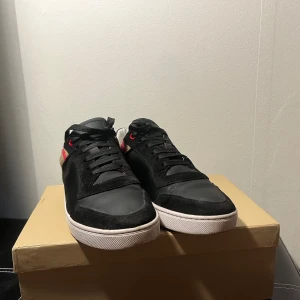 Burberry Skor - Säljer mina burberry skor storlek 43 , lite använda men är 7/10 i skick