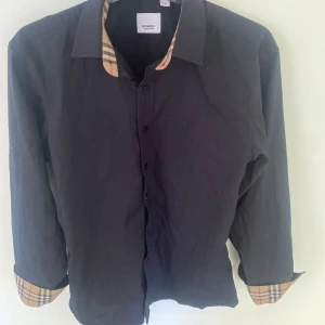 Burberry skjorta  - Hejsan säljer min burberry skjorta då jag ej använder den längre  Storlek M   Inga hål eller att knappar saknas så fint skick   Priset ej hugget i sten men kom med bud så löser vi något!  Mvh 