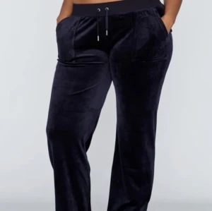 Night sky - Juicy couture byxor - Juicy couture byxor i färgen night sky (mörk blå) som är i väldigt bra skick!  Använd få gånger  Nypris 1200kr Pris 750 + frakt! (Pris kan diskuteras)