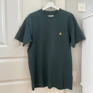 T-shirt Carhartt - Sjukt fet tisha ifrån Carhartt. Kommer tyvärr inte till användning därav säljer jag. Använd ett fåtal gånger, så i mycket bra skick.  Storlek: M