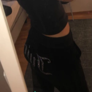 Svarta Juicy - Säljer mina snygga svarta juicy🖤  Använder inte för de är för stora o långa på mig, ingen defekt på de Alla diamanter är kvar  Byta Xs-xxs  Köparen står för frakt😊