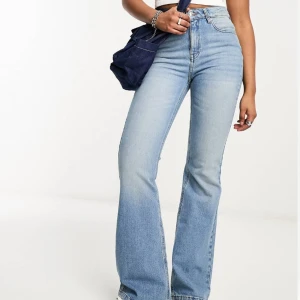 Jeans  - Ett par helt oanvända nya jeans från asos. Säljer då den aldrig kommit till användning och rensar min garderob. Skriv för egna bilder💕 köpt för 500kr. 