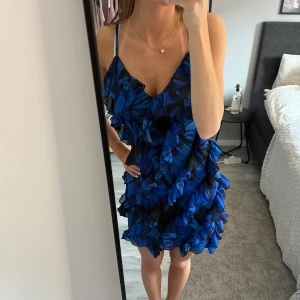 Sommarklänning NAKD - Fin klänning från NAKD , köpt förra året och använd endast på midsommar alltså en gång så den är i fint skick 💕💕köpte för runt 400 kr