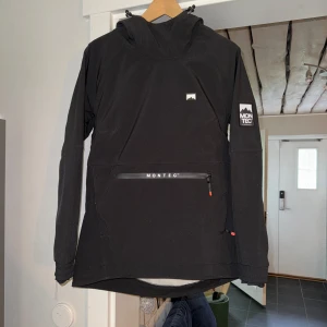 Montec Softshell - Säljer min skid- & snowboard jacka från Montec i storlek S. Den är helt oanvänd då jag fick den i julklapp, så prislappen finns ej kvar tyvärr.. Nypriset är 2500kr, mitt pris 1300🩵 