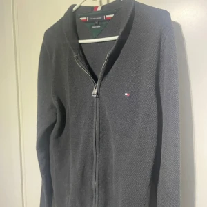Tommy Hilfiger kofta  - Tja, säljer denna kofta från Tommy Hilfiger. Storleken är L men skulle säga att den mer sitter som M. 100% bomull. Hör av dig ifall du har frågor! 😀