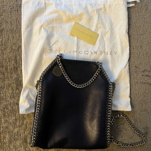 Stella McCartney väska - Fick väskan som present som ej kommit till användning. Har inte kvitto/äkhetsbevis därav låga priset🩷 Väskan har inga repor eller skador🫶🏻