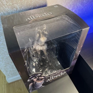 Anime figur - Albedo från overlord  Köpt för ca 3000 på ediya shop säljes pga platsbrist  Kartong finns kvar 