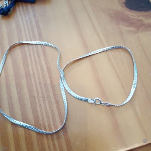 Halsband silver 925 mönstrad. - Halsband silver 925 stämplad .fint skick.längd 44 cm lång.