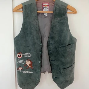 Vinted väst - Köpt från Italien. Aldrig använt. Har lite missfärgningar 