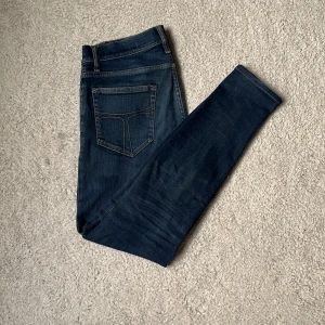 Tiger of sweden jeans - Tjenare! Jag säljer ett bar tiger of sweden jeans. Jeansen är i bra skick skulle säga ungefär 8/10! Är lite osäker på storleken men skulle tippa på att dem är W32 L32!Tveka inte på att höra av dig om det är något du undrar!
