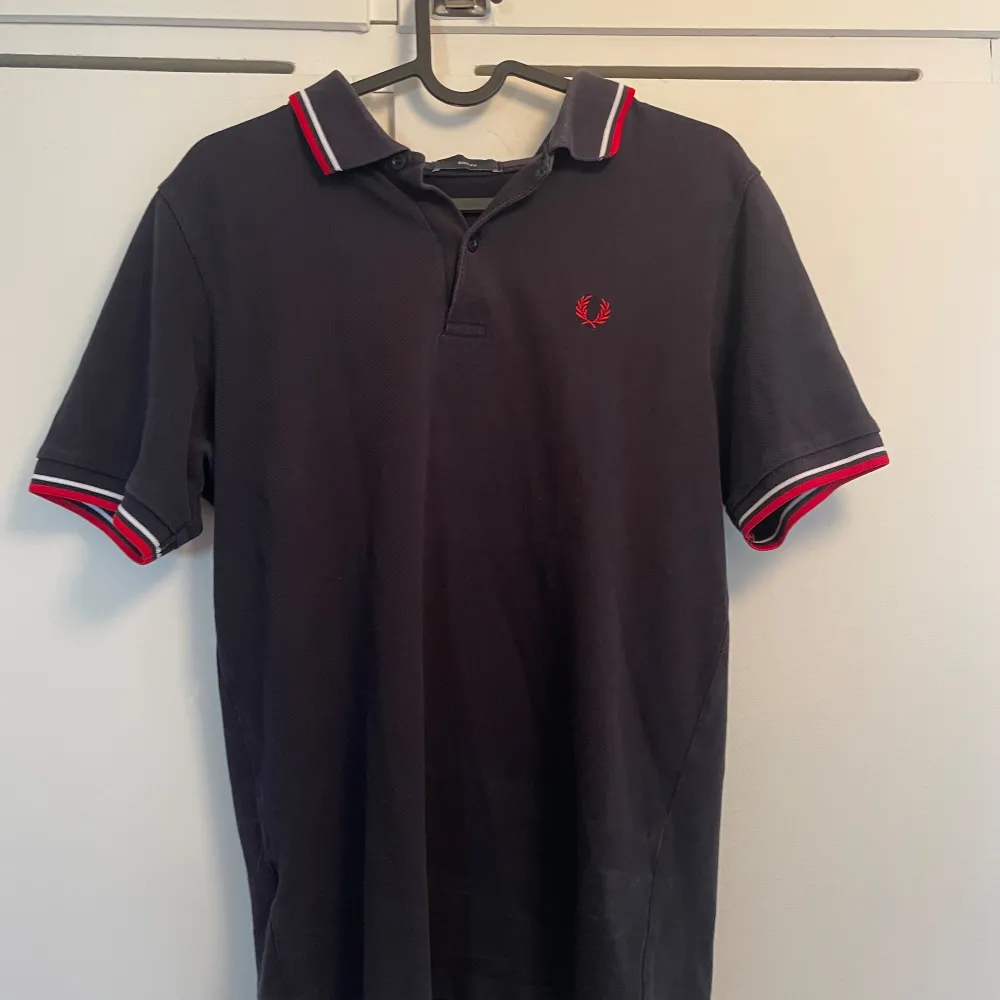 Säljer nu denna fred Perry piken i storlek M. Den är slim fit så sitter lite liten. Skick 7/10. Bara att höra av sig vid minsta funderingar.. T-paidat.