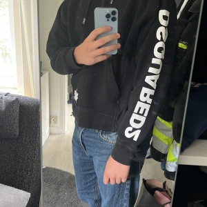 Dsquared 2 hoodie - Säljer en dsquared 2 hoodie för att den inte används mer. Använd sparsamt och den är i bra skick. Tags ingår. Nypris 5400