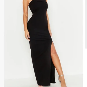 Maxi klänning one shoulder - Maxi klänning med one shoukder och slits. Aldrig använd. Pris går att diskutera Boohoo Storlek: Uk 6 Skriv för fler bilder